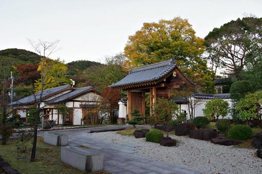 池田城跡公園 たそがれの大手門 池田城跡公園 たそがれの大手門 大手門,城内,東門の写真素材