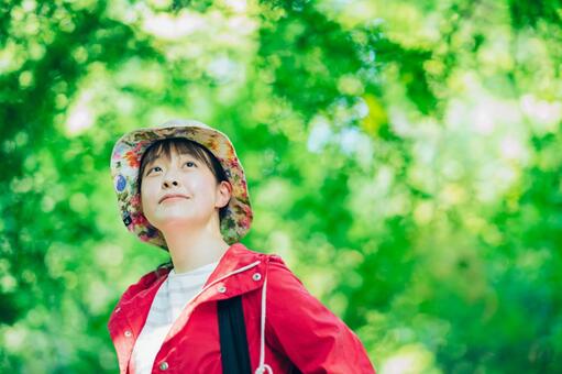 新緑の山を歩く女性  アウトドア,ハイキング,リラックスの写真素材