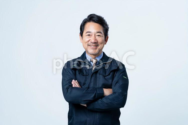 腕組みをするミドルの作業員 ビジネス,作業員,ミドルの写真素材