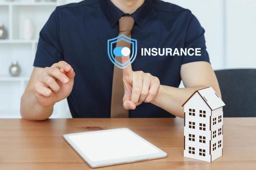 家の模型を使って説明する様子　セキュリティCG 保険業,事務職,住宅保険の写真素材