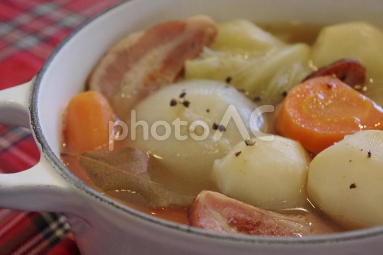野菜たっぷりコトコト煮込むあつあつポトフ ポトフ,火にかけた鍋,煮込み料理の写真素材