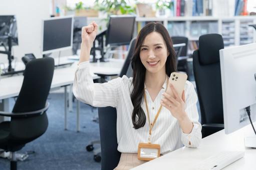 オフィスカジュアルの若い女性エンジニア オフィスカジュアルの若い女性エンジニア ビジネス,エンジニア,女性の写真素材
