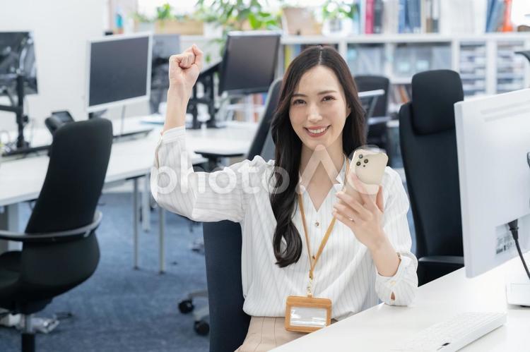 オフィスカジュアルの若い女性エンジニア ビジネス,エンジニア,女性の写真素材