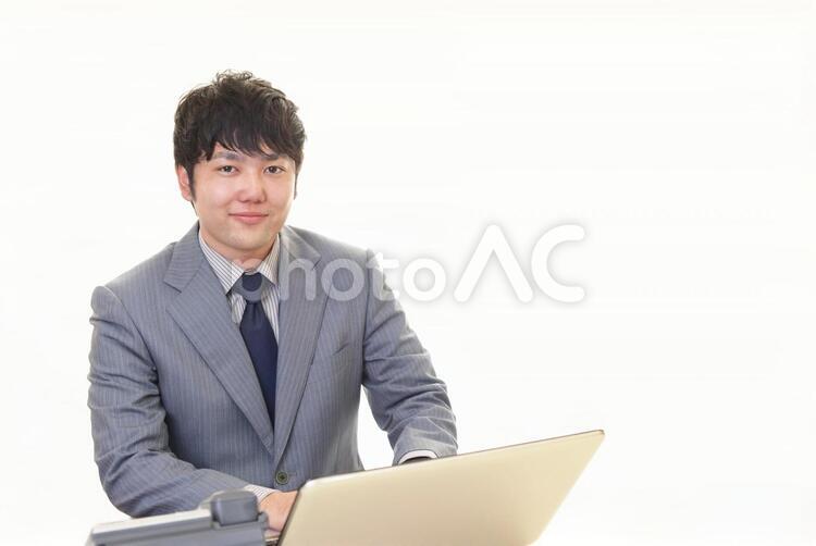 ノートパソコンで仕事中のビジネスマン 男性,男,パソコンの写真素材