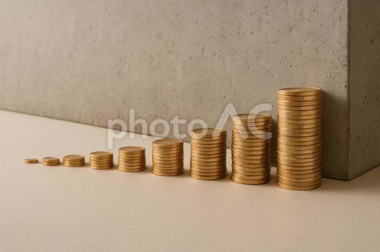 壁際に積み上がる黄金の階段 金貨,コイン,硬貨の写真素材