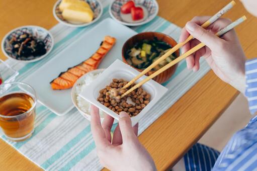 納豆を食べる若い女性 納豆,食事,食べるの写真素材