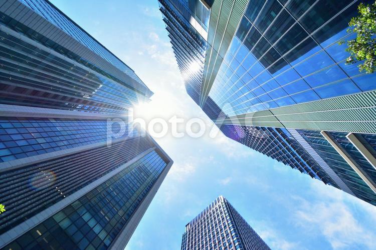 ビルと青空　都会と青空　東京駅近辺 ビル,太陽,青空の写真素材
