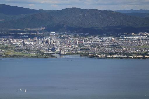 青い琵琶湖と滋賀の街並みと山並みと空 青い,琵琶湖,滋賀の写真素材