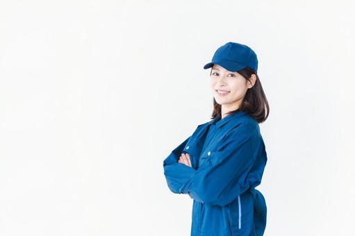 作業服を来て笑顔で仕事をする若い女性 作業服を来て笑顔で仕事をする若い女性 輸送,従業員,日本人の写真素材