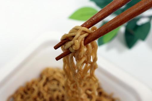 箸でつまむ焼きそば 箸でつまむ焼きそば 箸,焼きそば,麺の写真素材