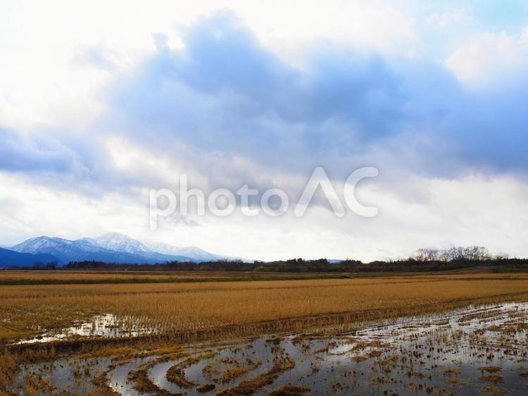 冬の田んぼ５ 山,雪山,冬の景色の写真素材