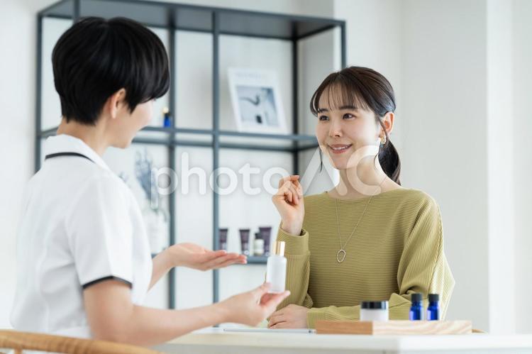 エステサロンで接客を受ける若い女性 エステサロン,カウンセリング,女性の写真素材