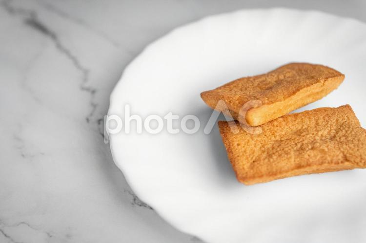 白い皿に並んだフィナンシェ② フィナンシェ,焼き菓子,スイーツの写真素材