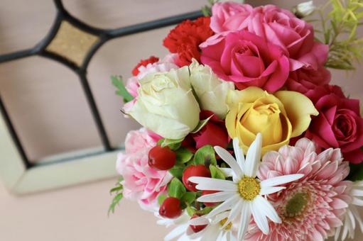 バラのカラフルな花束とステンドグラス 花束,ピンク,バラの写真素材