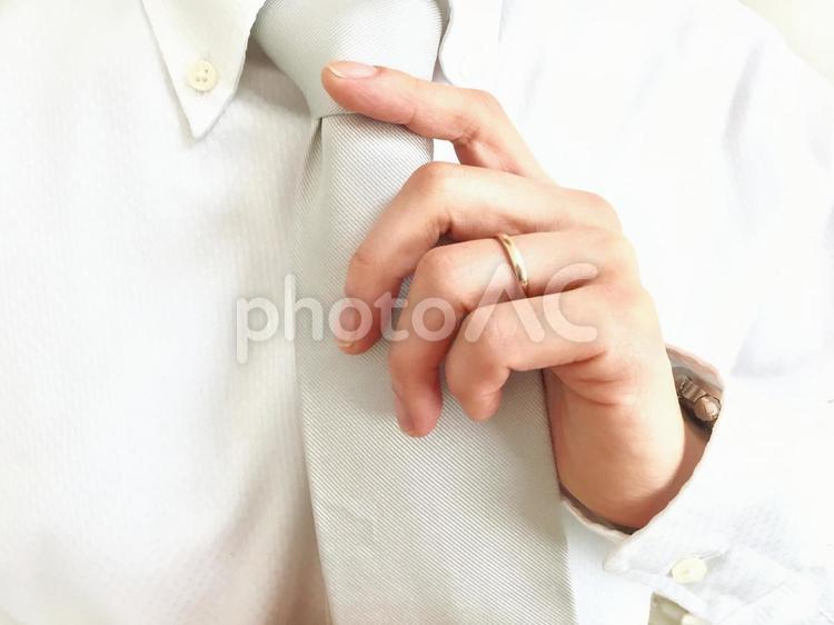 ネクタイを締める男性(結婚指輪あり) ネクタイを締める,サラリーマン,ワイシャツの写真素材