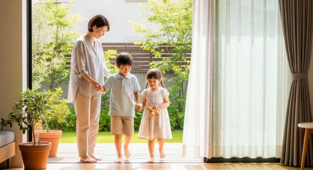 母と子供が手をつないで歩くシーン 母と子供が手をつないで歩くシーンの写真