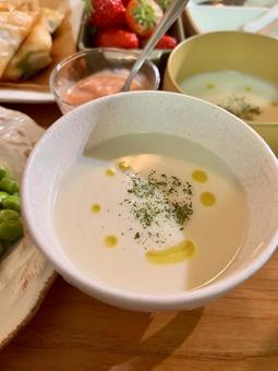 春キャベツのポタージュ 春キャベツのポタージュ ポタージュ,食事,夕食の写真素材