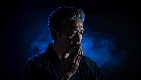 あることに気付いてハッとする男性の写真