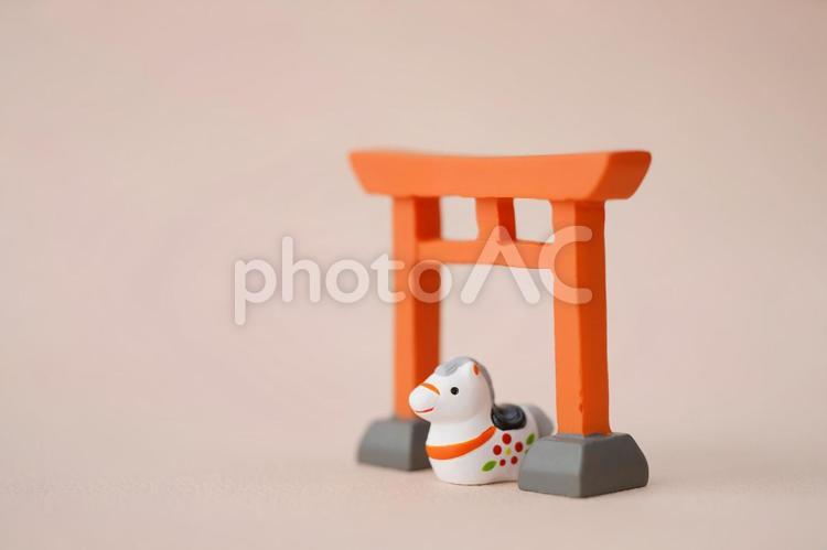 鳥居を背にする午の置物　縦 干支,午,馬の写真素材