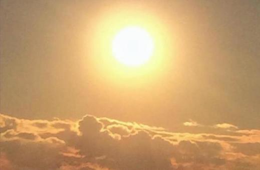 まぶしい太陽 まぶしい太陽の写真
