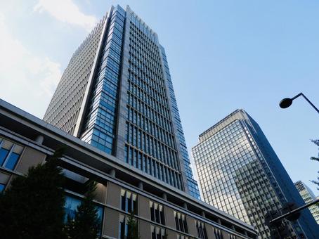 丸の内ビルディングを見上げる 丸の内ビルディングを見上げる 丸ビル,新丸ビル,丸の内ビルディングの写真素材