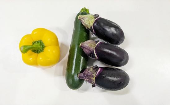パプリカとズッキーニとナス3本の集合写真 パプリカとズッキーニとナス3本の集合写真 野菜,ズッキーニ,ナスの写真素材
