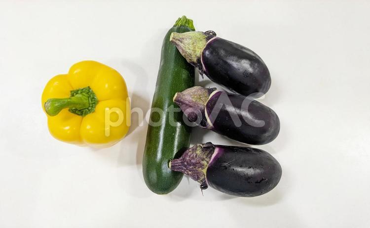 パプリカとズッキーニとナス３本の集合写真 野菜,ズッキーニ,ナスの写真素材
