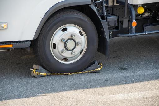 トラックの前輪に設置された輪止め トラックの前輪に設置された輪止め 自動車,車,交通の写真素材