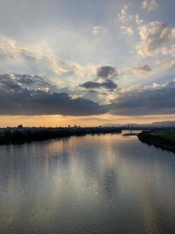 夕焼けが反射する筑後川(縦) 夕焼けが反射する筑後川(縦) 夕焼け,夕日,筑後川の写真素材