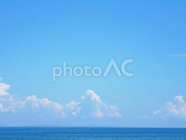 晴れた夏の海と水平線と白い入道雲 海,青空,夏の写真素材