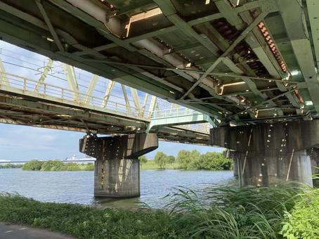 Photo, behind the bridge, steel frame, rust, 