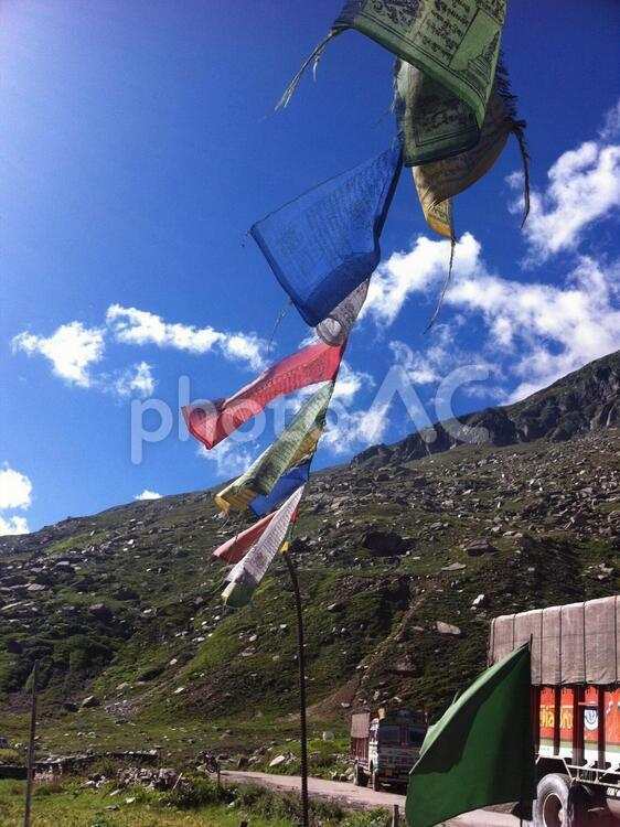 インドのチベットの美しい景色とタルチョ タルチョ,旗,チベットの写真素材