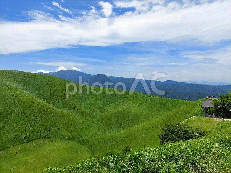 大室山山頂の稜線と火口 大室山,山頂,火口の写真素材