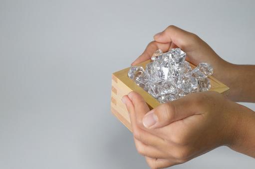 氷の入った枡を両手で持つ手元 枡,氷,アイスの写真素材