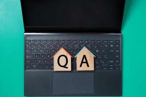 パソコンとQAの文字でオンライン相談 パソコンとQAの文字でオンライン相談 qa,質疑応答,住宅の写真素材
