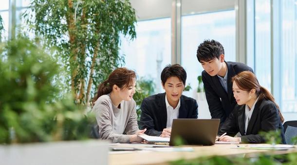 明るいオフィスで打ち合わせ・コワーキングの写真