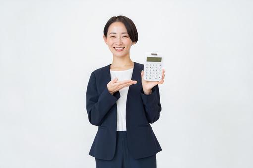 電卓を持つ女性 ビジネス,電卓,お金の写真素材