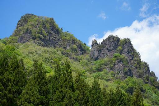 岩肌が見える山 岩肌が見える山の写真