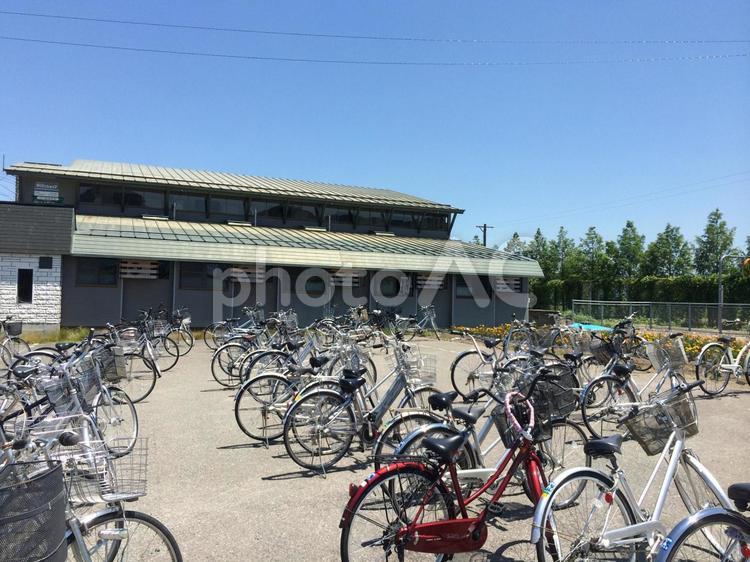 夏の青空と駅前の広い駐輪場と多数の自転車 駐輪場,自転車,多数の写真素材