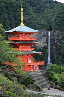 那智山青岸渡寺と那智の滝 那智山青岸渡寺と那智の滝の写真