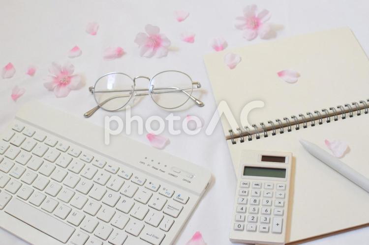 桜の花びら広がる机で勉強しているイメージ 桜,花びら,ノートの写真素材