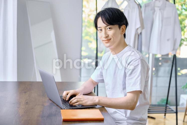 ノートパソコン　仕事　男性　在宅 男性,リモートワーク,ノートパソコンの写真素材