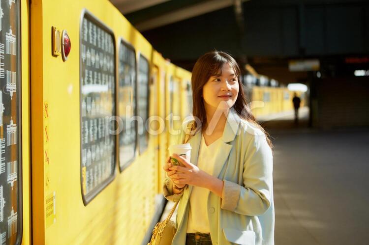 テイクアウトのコーヒーを飲む日本人女性29 女性,日本人,アジア人の写真素材