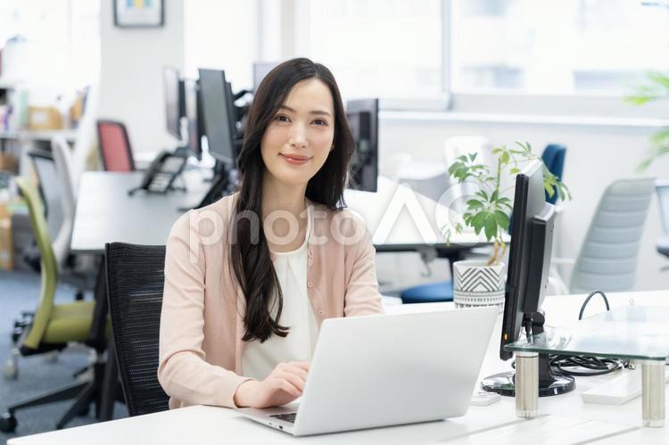 オフィスカジュアルの若い女性エンジニア ビジネス,オフィス,エンジニアの写真素材