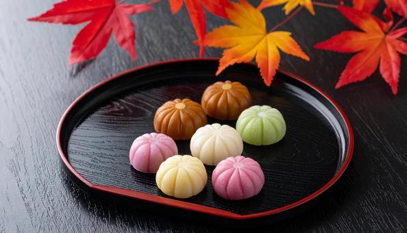 秋の紅葉と和菓子の写真