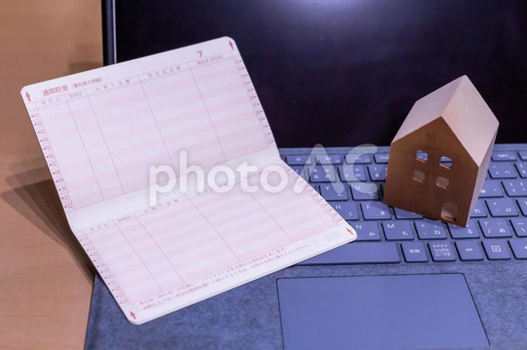 通帳と家とパソコン ローン,通帳,パソコンの写真素材