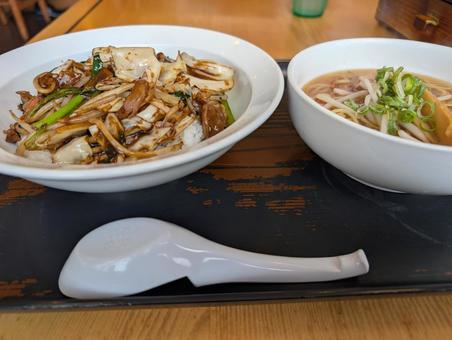 回鍋肉丼とミニラーメンランチ 回鍋肉丼とミニラーメンランチ 回鍋肉,丼,ラーメンの写真素材