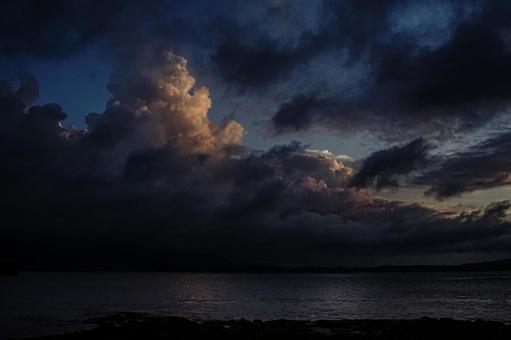 <五島の風景>夜明けの海と夏の入道雲 <五島の風景>夜明けの海と夏の入道雲の写真