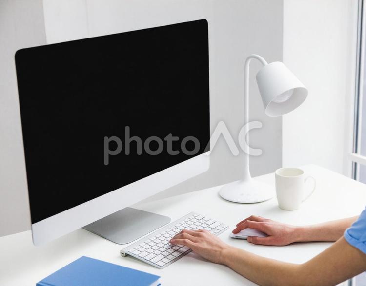 マウスとキーボードで操作する手 パソコン,顔なし,手元の写真素材