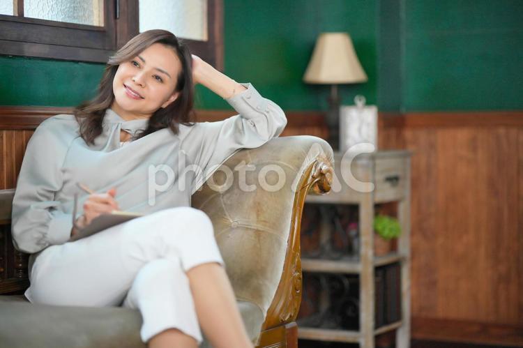 肘をついて足を組む女性 女性,主婦,肘をつくの写真素材